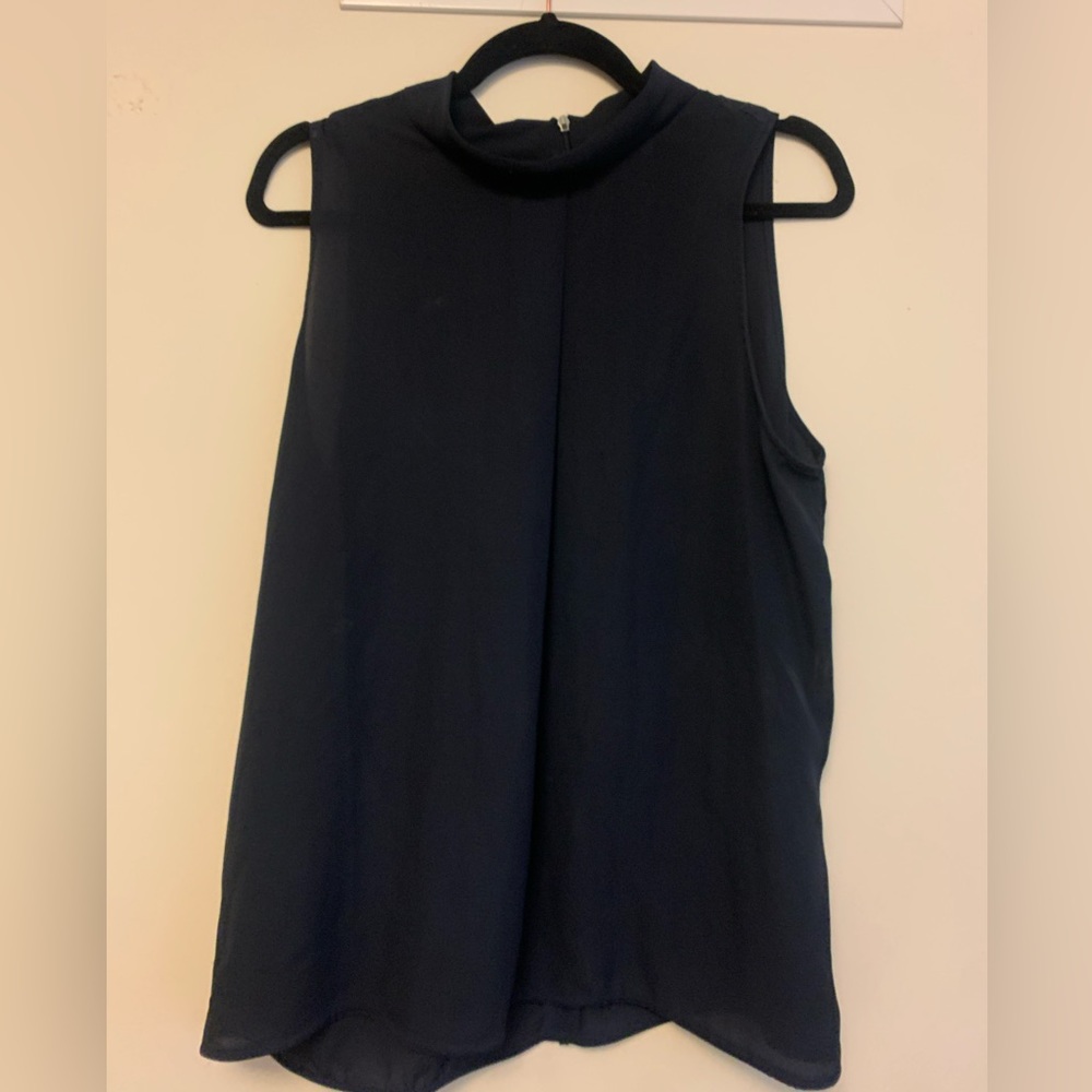Hugh neck sleeveless blouse